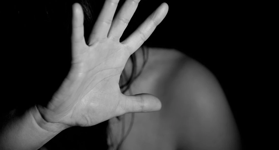 Обращались как с рабынями: Акыйкатчы помогла женщине вернуть дочерей из трудовой миграции