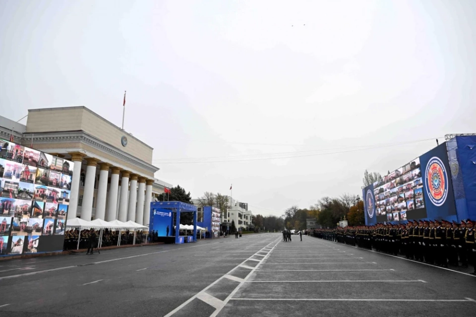 Садыр Жапаров поздравил сотрудников МВД с 101-летием кыргызской милиции